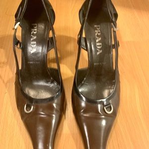 Prada pump in brown